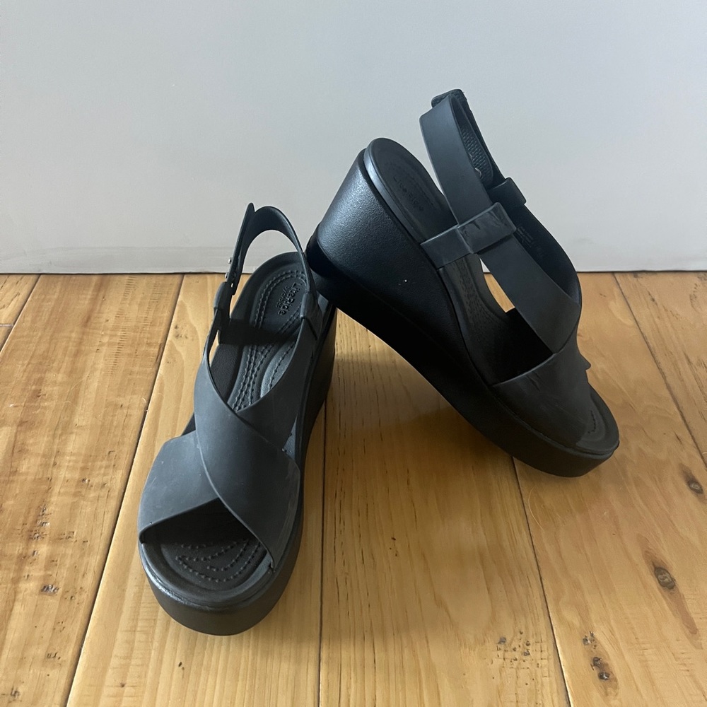Crocs women's 7 black Brooklyn High Wedge. Very comfortable. Worn once.